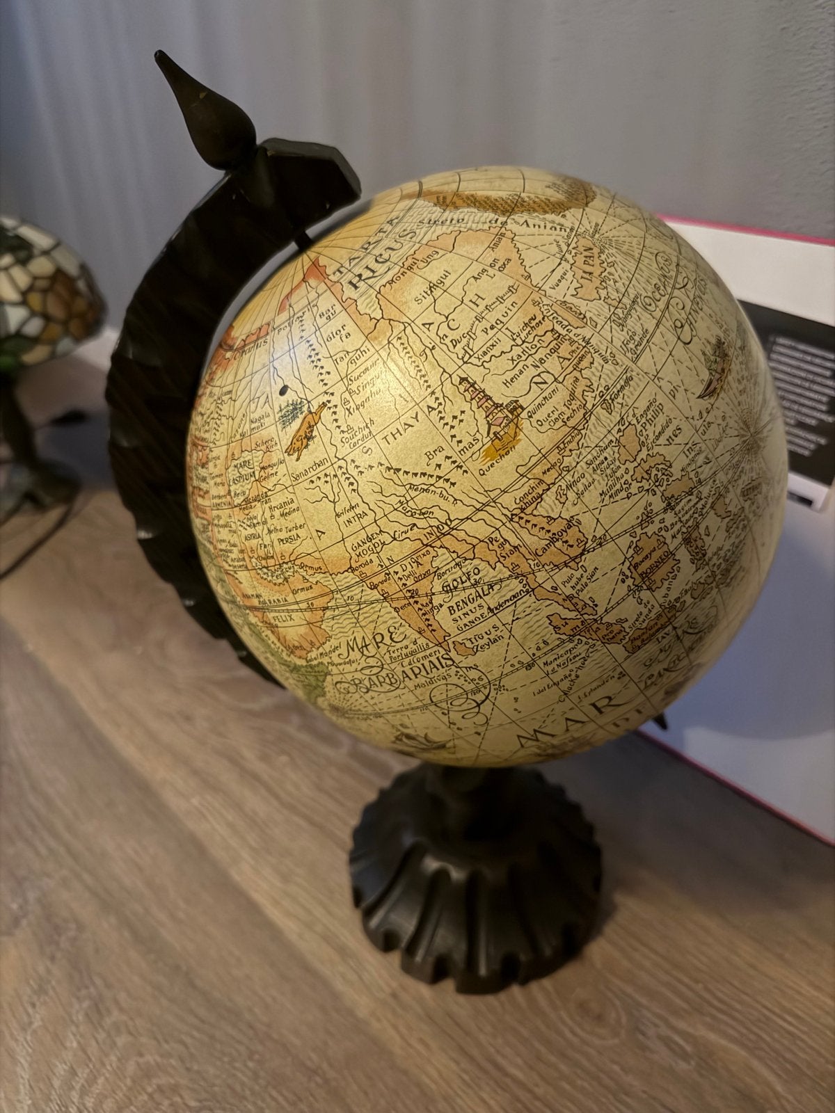 Jaren 30 wereldbol met houten voet en armillairsfeer, Huis en Inrichting, Woonaccessoires | Wereldbollen, Ophalen, Gebruikt, Draaibaar