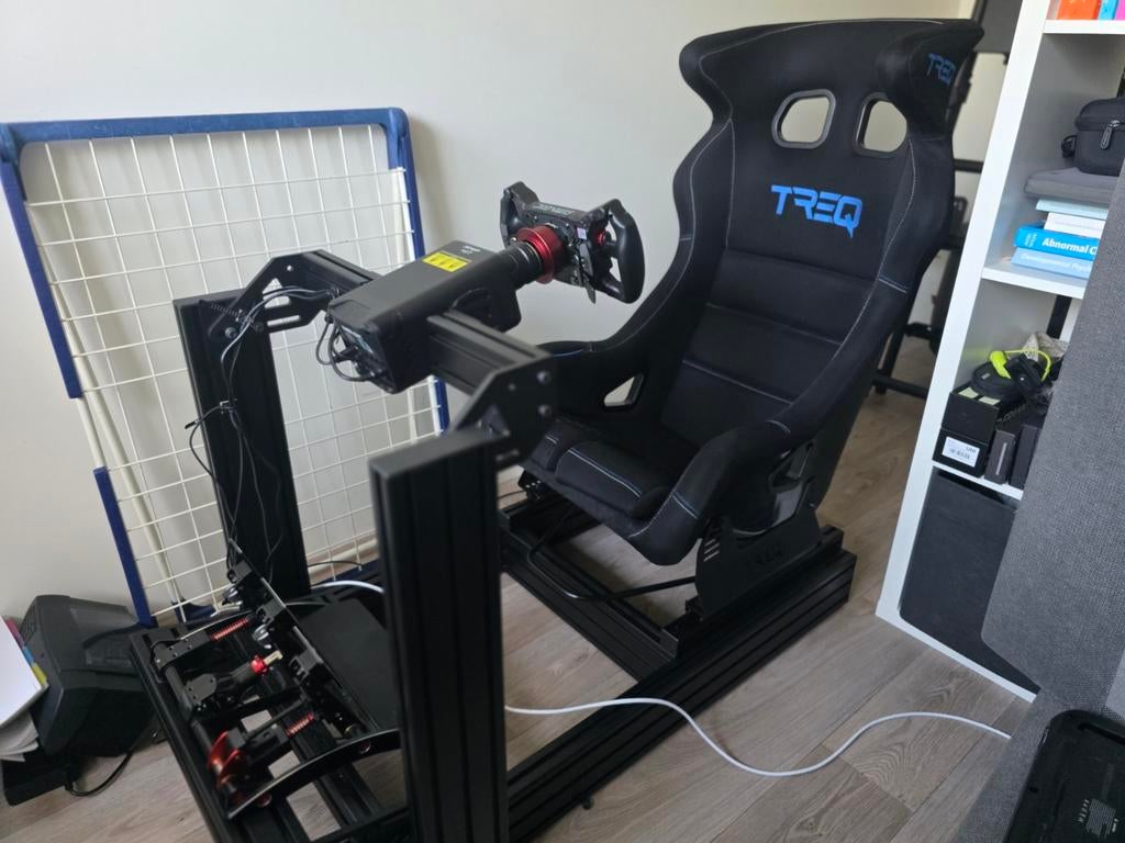 Sim racing rig met TREQ stoel, stuur en pedalen, Ophalen, 1 speler, Racen en Vliegen, Zo goed als nieuw