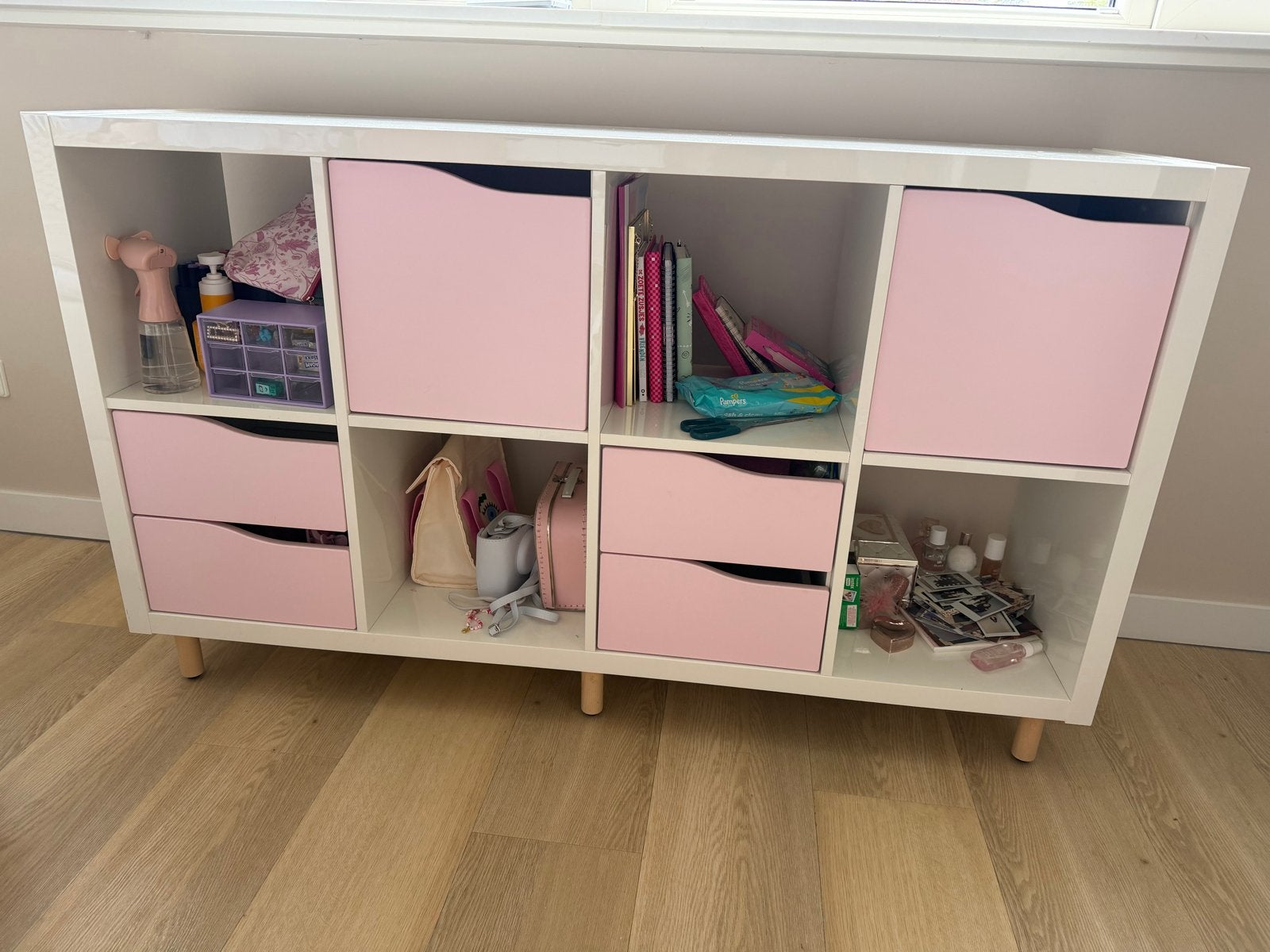IKEA KALLAX 2x4 met roze lades en deuren, Ophalen, Zo goed als nieuw