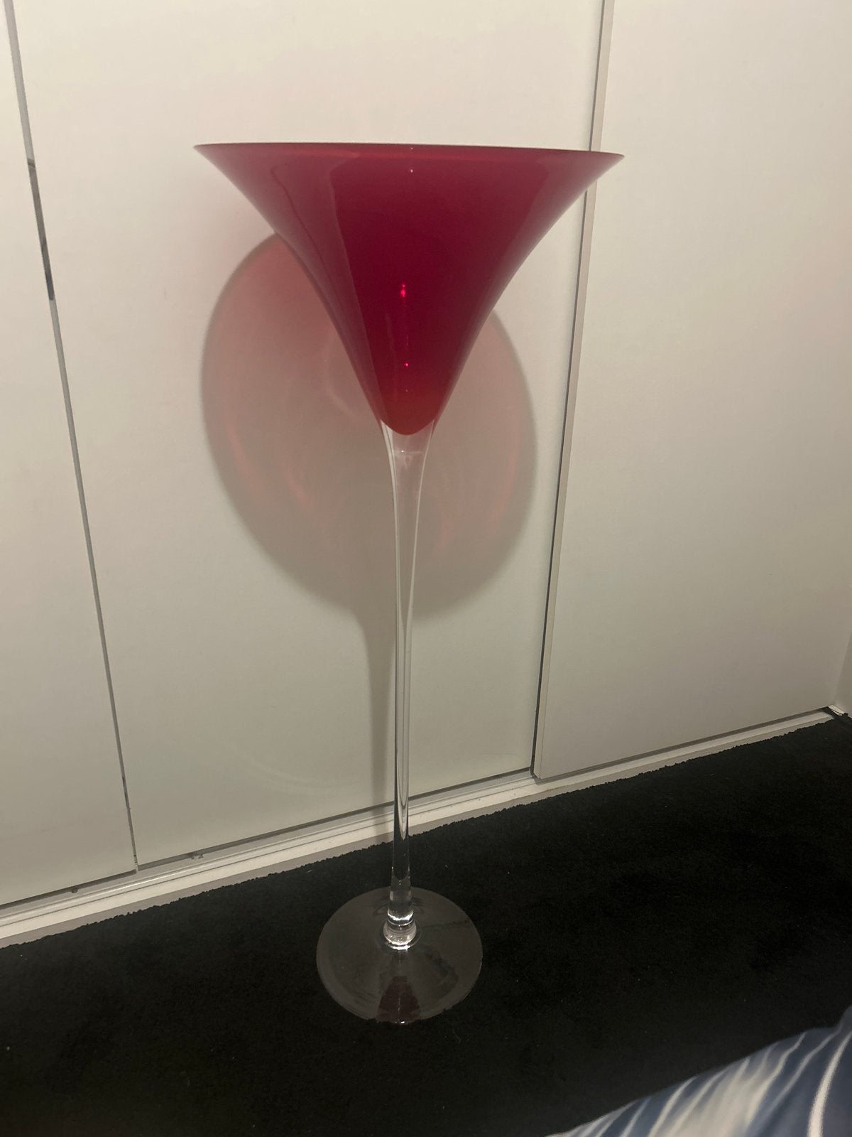 Grote rode vaas op voet - XXL Martini cocktail glas design, Ophalen, Op voet, Rood, Glas