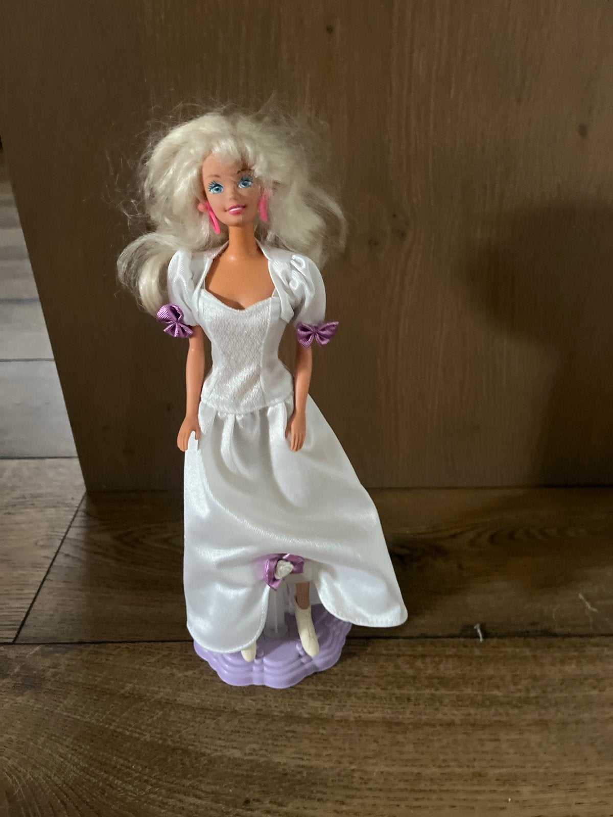 Vintage Barbie pop in witte jurk met paarse accenten, Ophalen of Verzenden, Gebruikt, Barbie