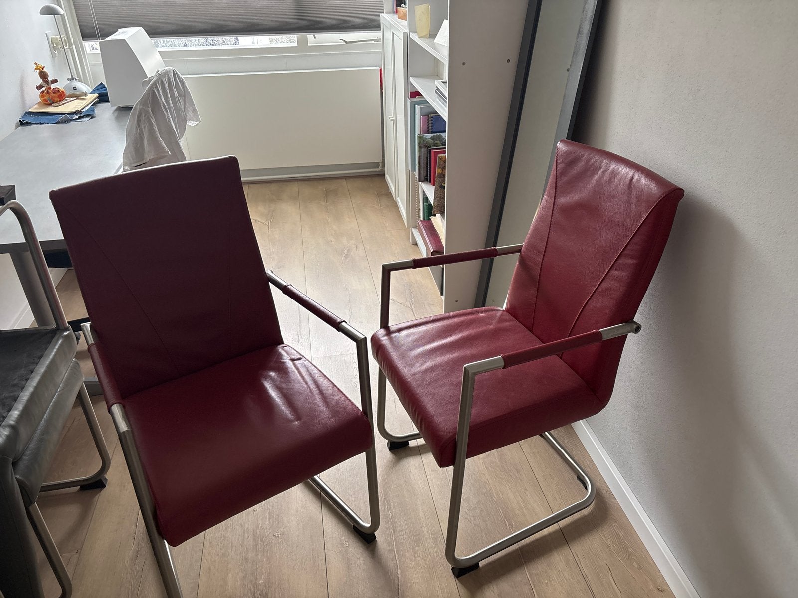 Set van 6 eetkamerstoelen: 4 grijs zonder leuning, 2 rood me, Ophalen, Gebruikt, Overige kleuren, Metaal
