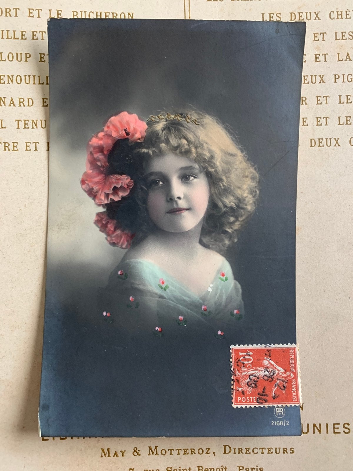 1909 Meisje met roze bloemen in het haar (VB), Ophalen of Verzenden, Voor 1920, Gelopen, Kinderen