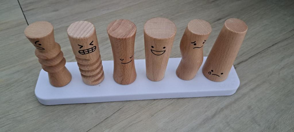 Lovevery emotie poppetjes hout op houder, Ophalen, Zo goed als nieuw