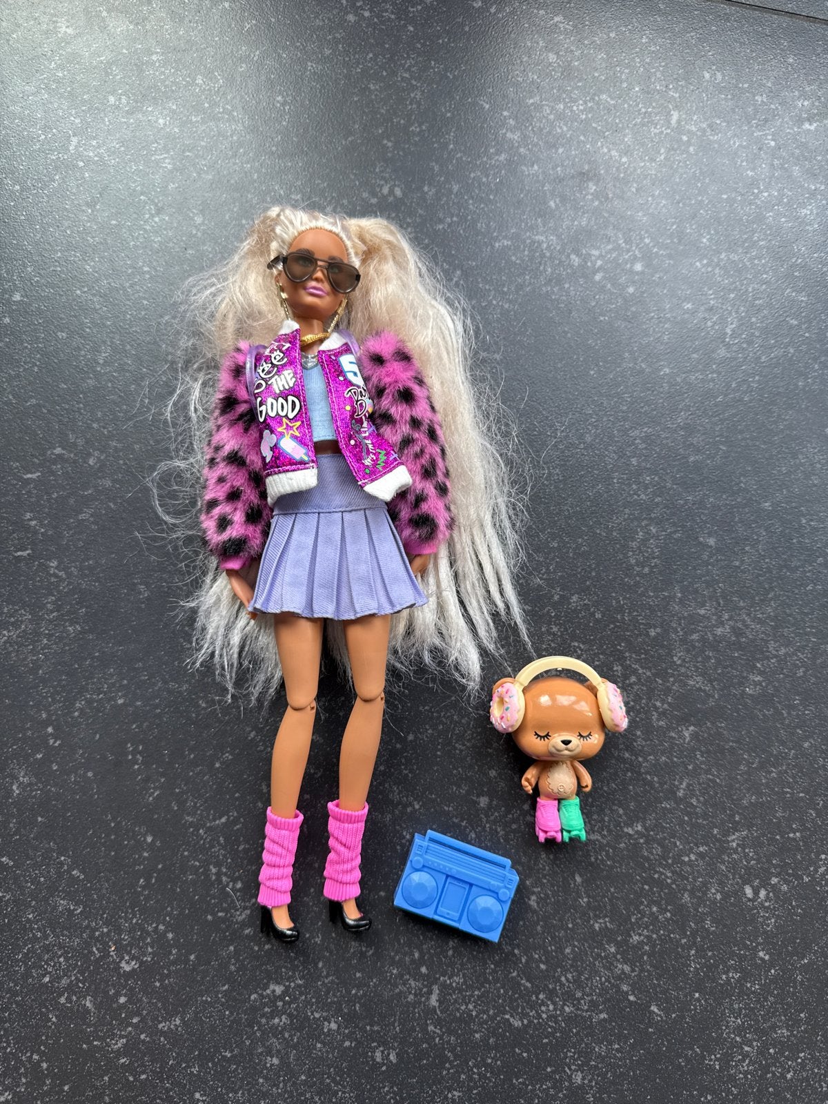Barbie Extra Pop met Roze Bontjas en Accessoires GYJ77, Ophalen of Verzenden, Zo goed als nieuw, Barbie