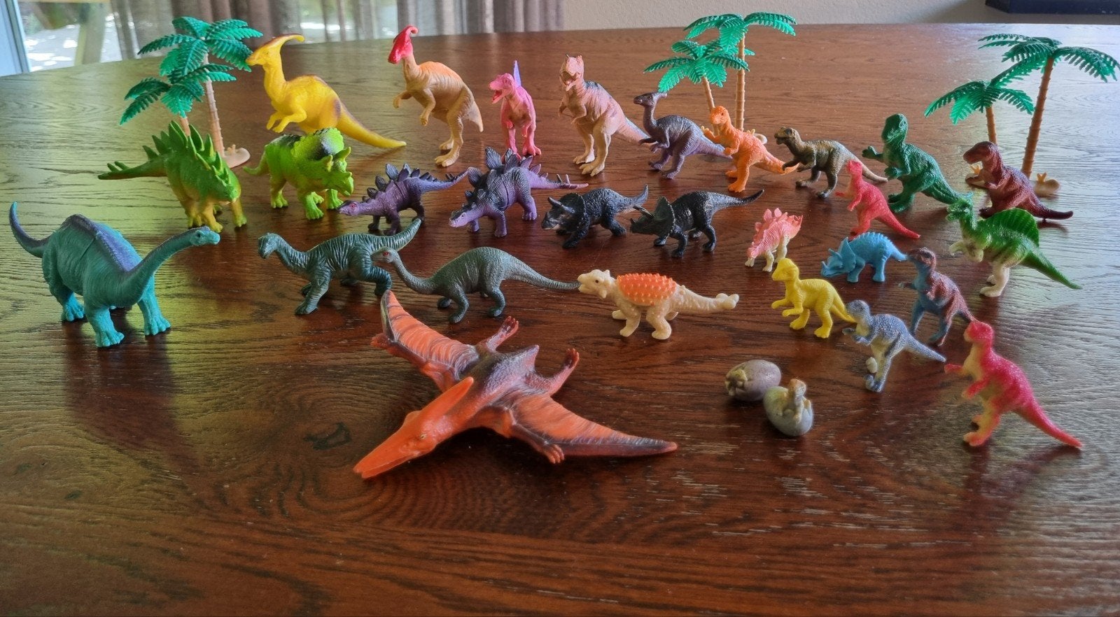 Set dino's met eieren en palmbomen, Ophalen of Verzenden, Zo goed als nieuw