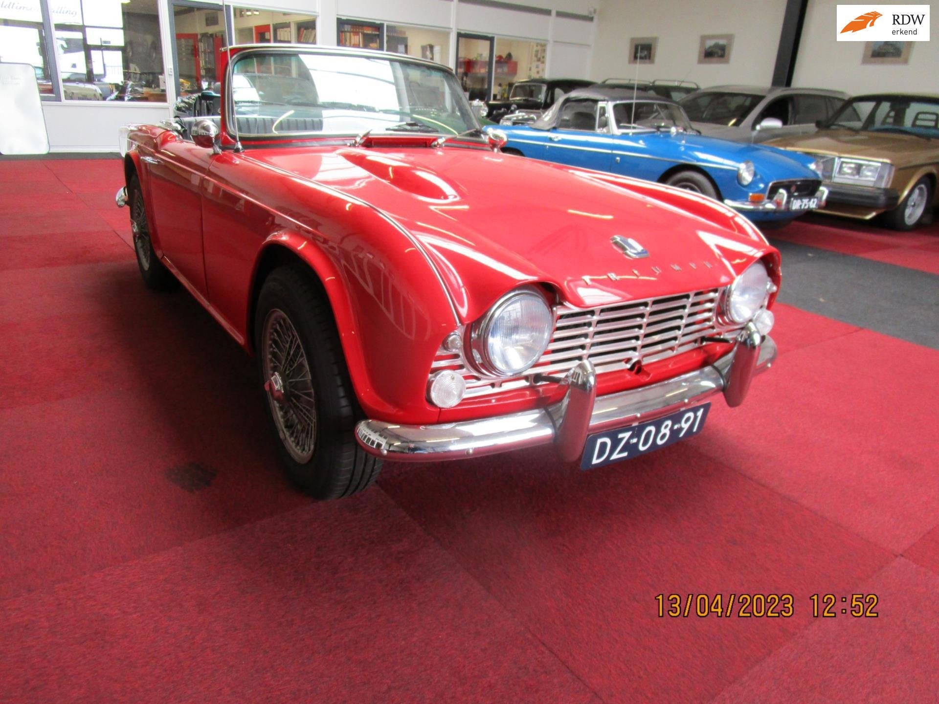 Triumph TR 4 Body off gerestaureerd in nieuw staat., Auto's, Keurmerk '100% Onderhouden', Gebruikt, Zwart, 4 cilinders