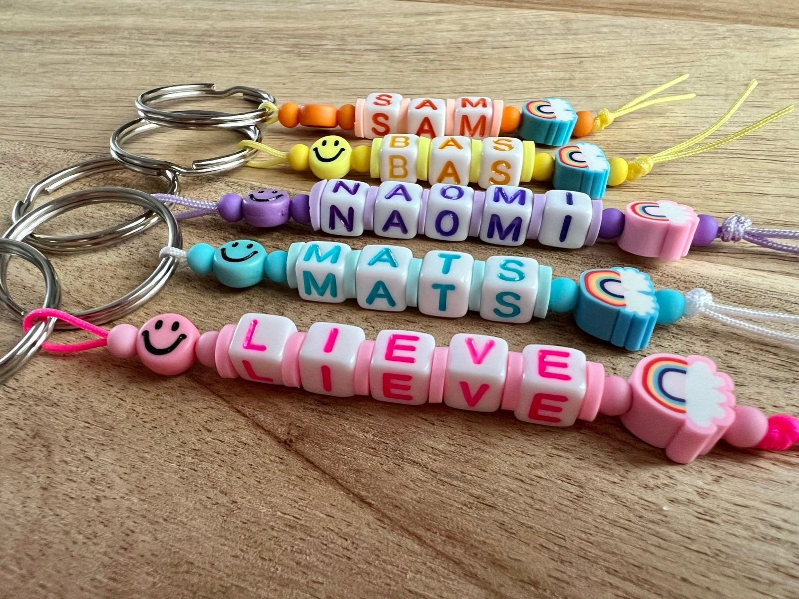 Regenboog sleutelhanger met naam LEUK TRAKTEREN BASISSCHOOL, Ophalen of Verzenden, Nieuw