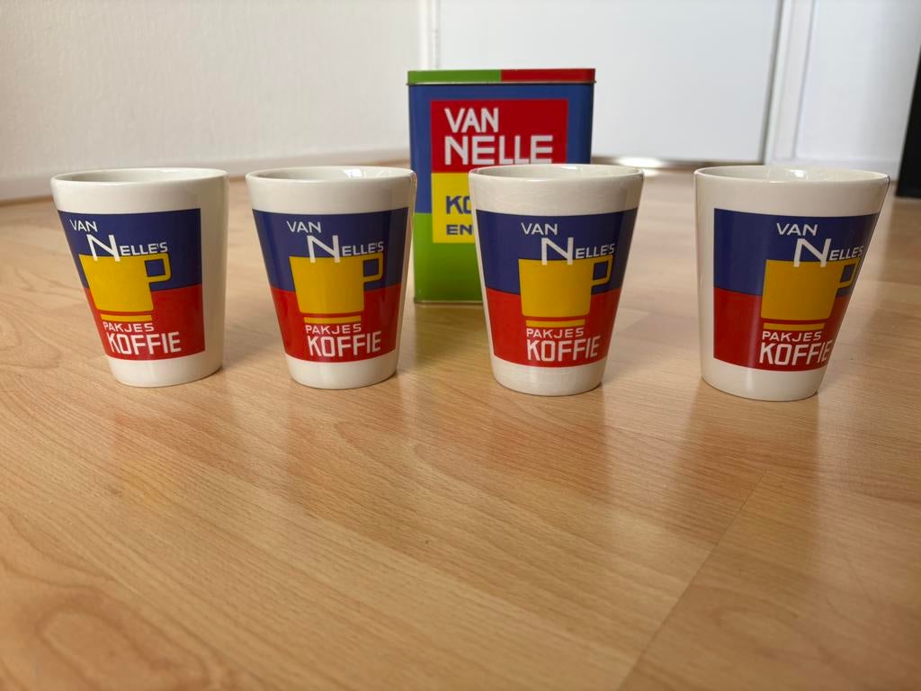 Blikje en 4 bekers Van Nelle, Huis en Inrichting, Keuken | Servies, Ophalen of Verzenden, Zo goed als nieuw, Overige stijlen, Kop(pen) en/of Schotel(s)