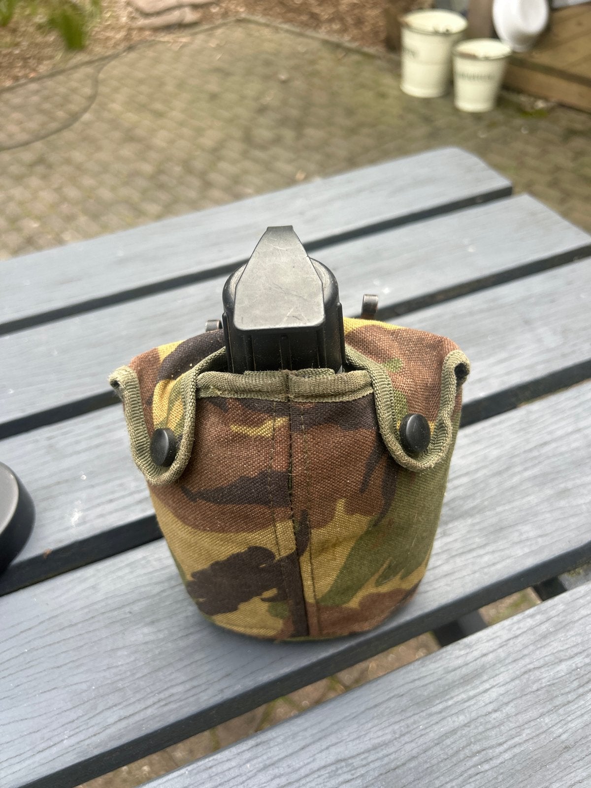 Militaire veldfles met camouflage hoes plus tas, Verzamelen, Militaria | Algemeen, Ophalen of Verzenden, Landmacht, Overige gebieden
