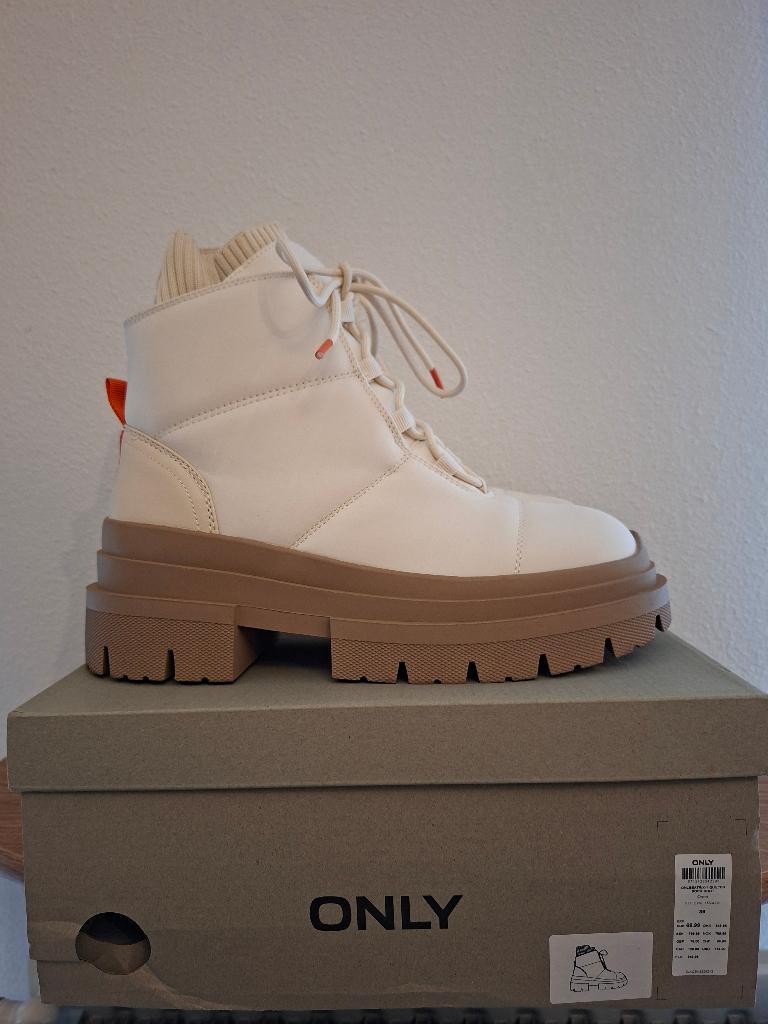 NIEUW IN DOOS Only snowboots creme maat 39 met veter, Snowboots, Nieuw, Ophalen of Verzenden, Overige kleuren