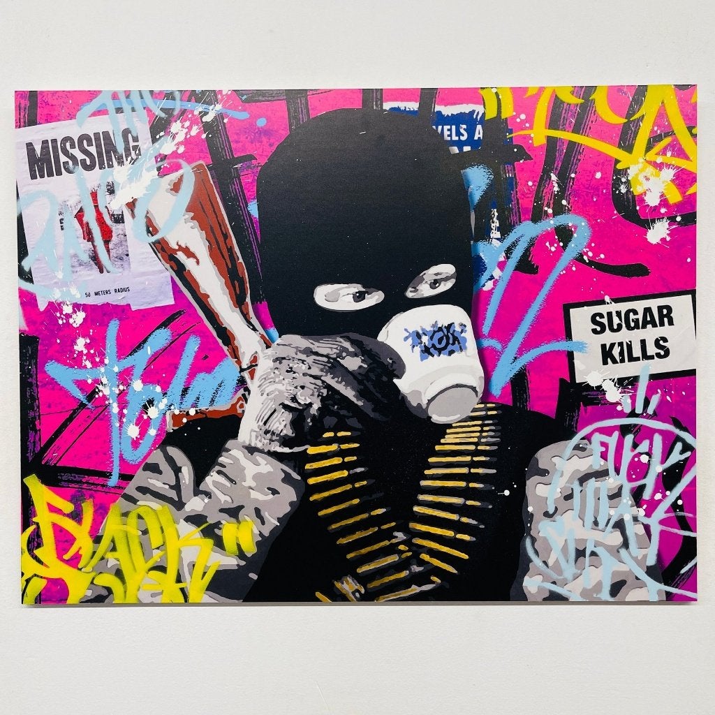 Modern kunstwerk: gemaskerde figuur met koffie en graffiti, 50 – 75, Nieuw, Ophalen of Verzenden, Print