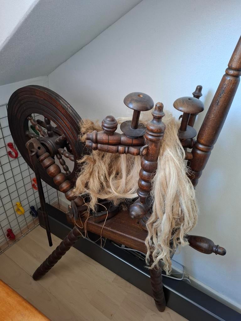 Antiek spinnewiel met vlas, Hobby en Vrije tijd, Spinnewielen en Spinnen, Ophalen