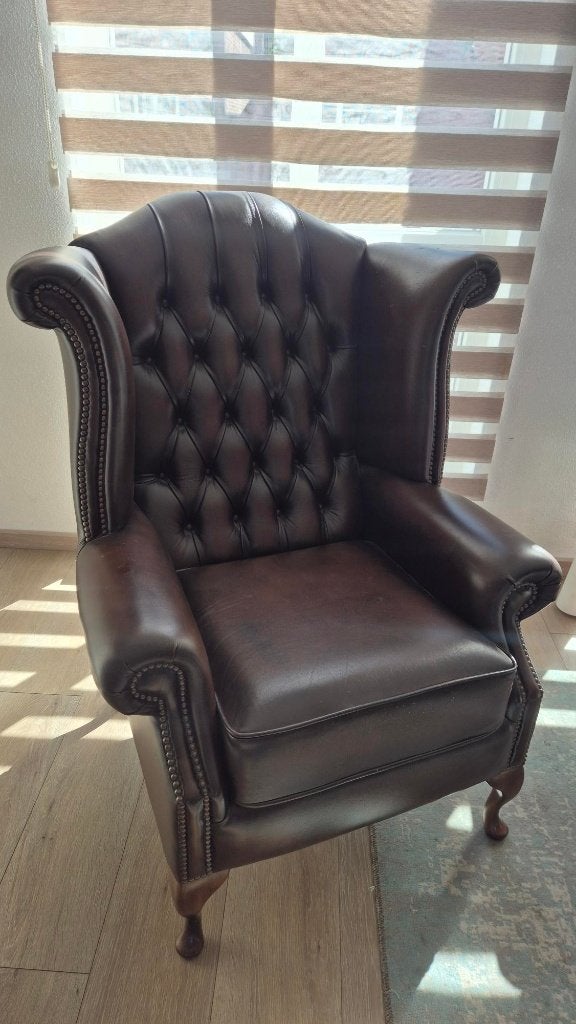 Mooie klassieke Chesterfield fauteuil van donkerbruin leer, Ophalen, Gebruikt, 50 tot 75 cm, Hout