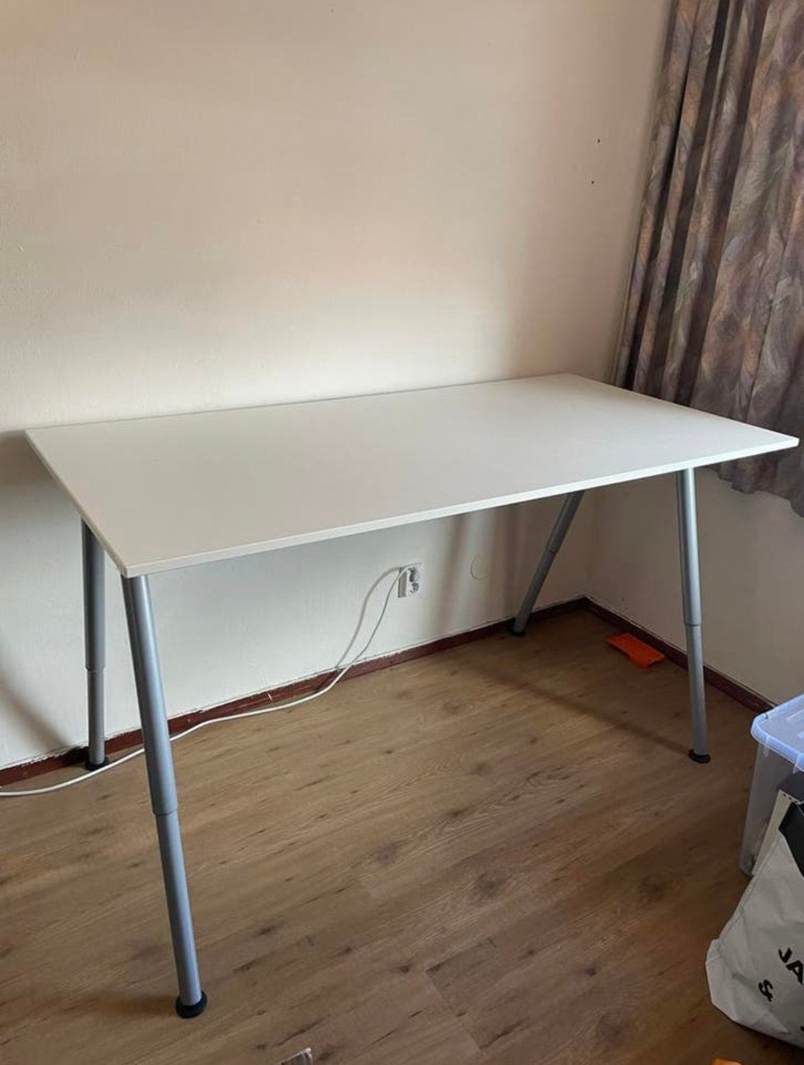 Ikea hoogte verstelbaar bureau 160x180, Ophalen, In hoogte verstelbaar, Zo goed als nieuw