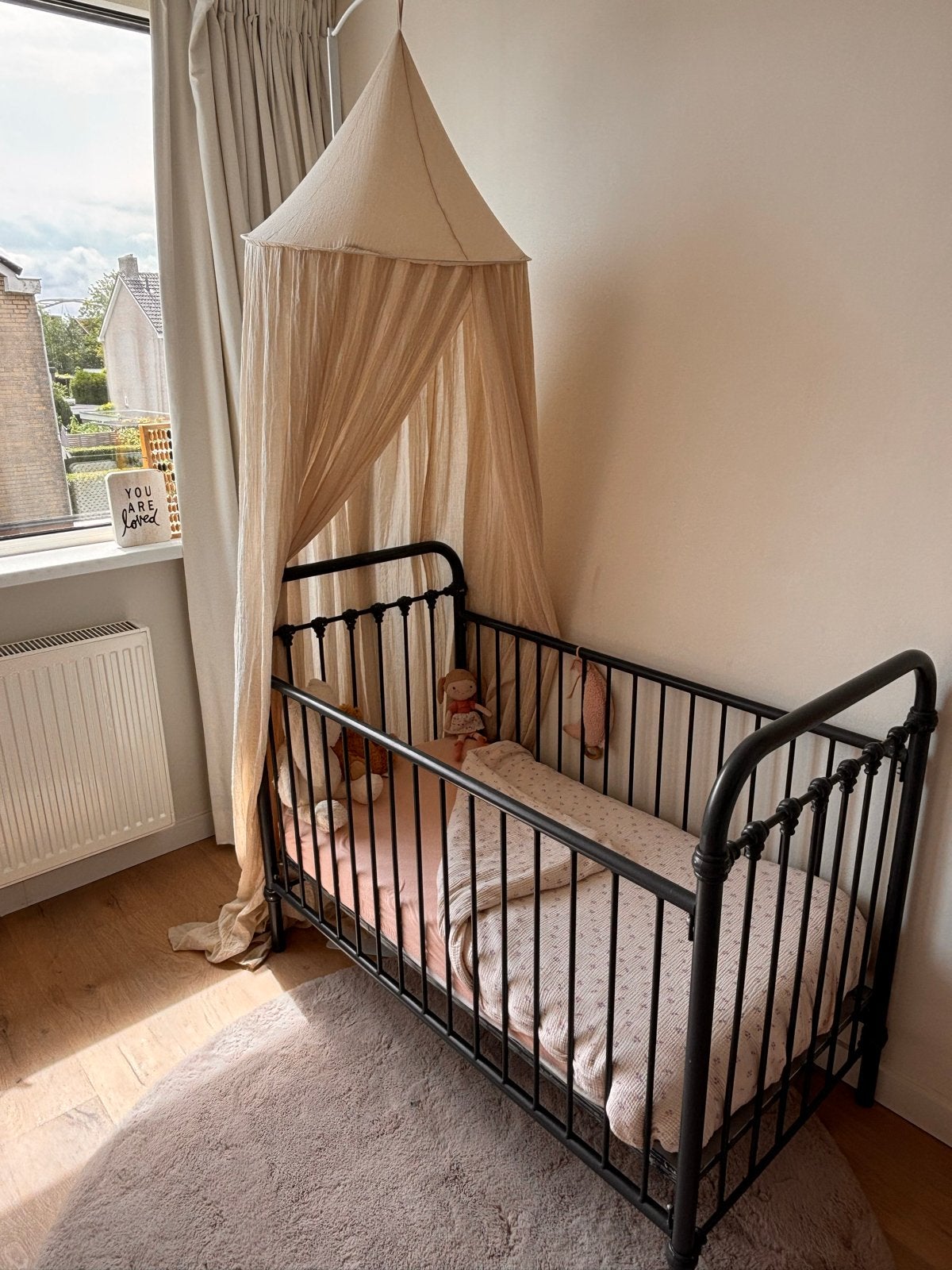 Mooi zwart metalen ledikantje, Kinderen en Baby's, Kinderkamer | Bedden, Ophalen, Gebruikt, Lattenbodem, Minder dan 140 cm