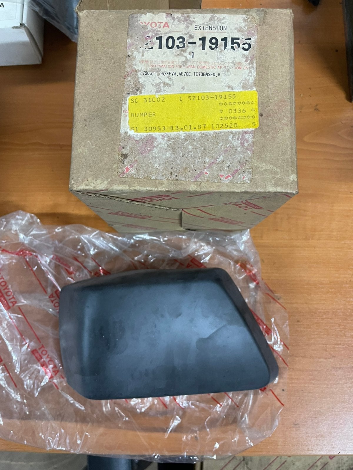 Toyota corolla ke70 voorbumper hoek nieuw 52103-19155, Ophalen of Verzenden