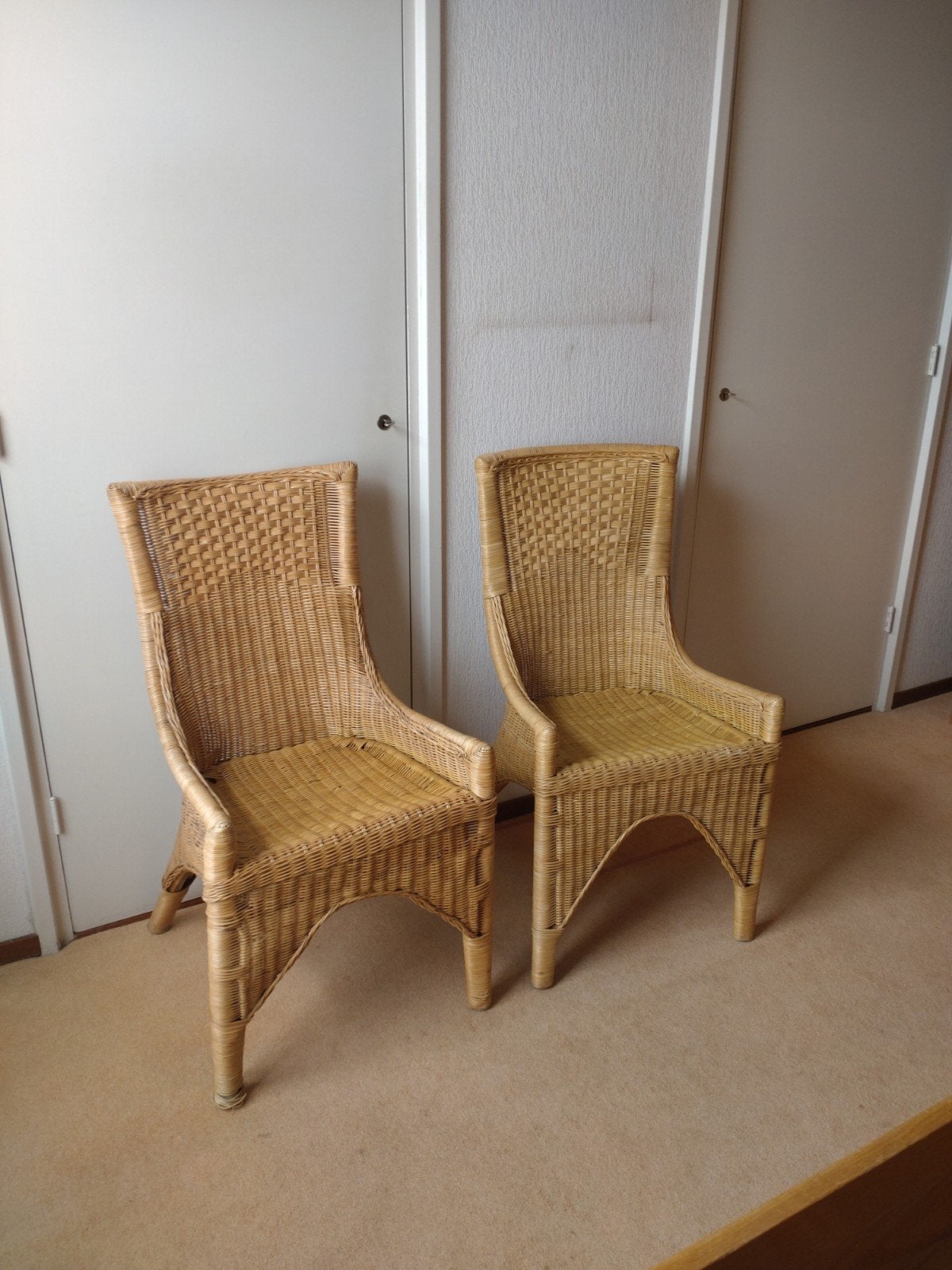 2 Rotan stoelen - breedte 52cm, diepte 60cm, Ophalen, Gebruikt, Bruin, Twee