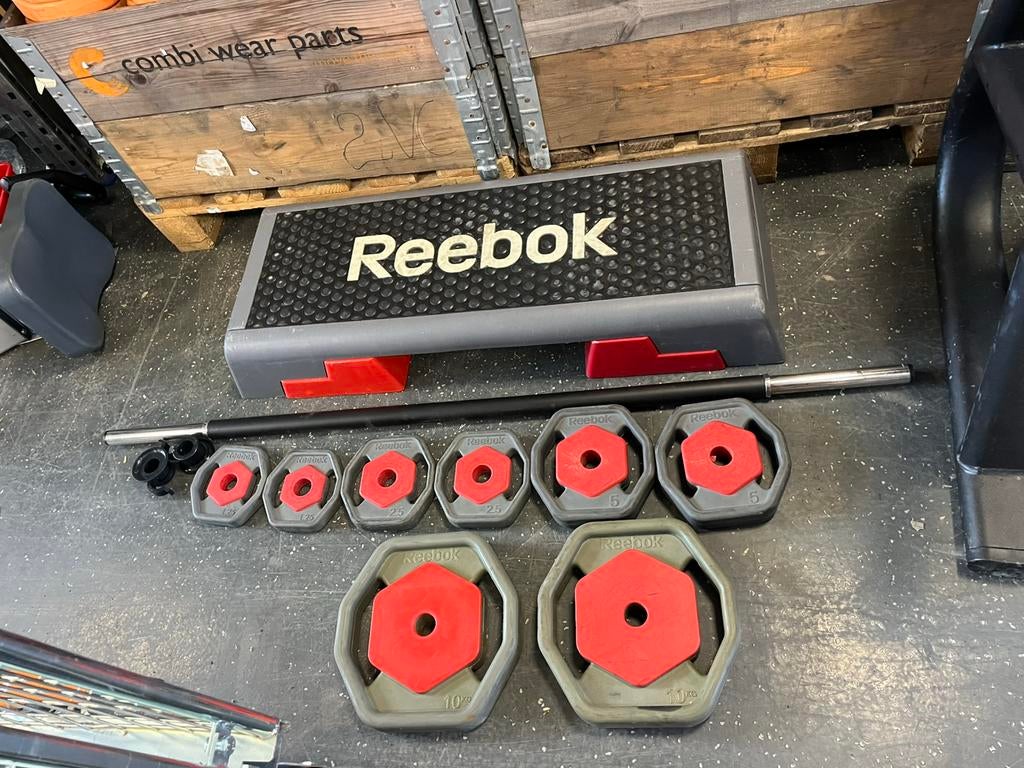 Reebok 40 kg bodypump set met step grijs zwart, Sport en Fitness, Fitnessmaterialen, Gebruikt, Ophalen of Verzenden, Reebok, Halterset