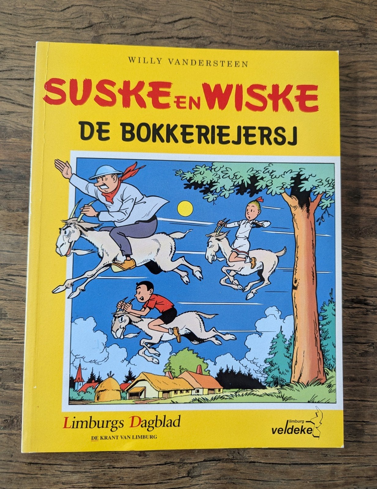 Suske en Wiske - De Bokkeriejers (Limburgstalig), Eén stripboek, Willy Vandersteen, bewerking tekst door Veldeke Limburg, Ophalen of Verzenden