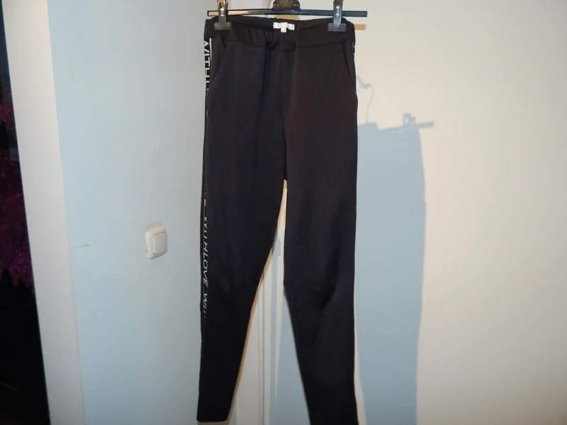 Maje set 2 delig soft shell stof tekst band zijkanten mt M, Maat 38/40 (M), Kostuum of Pak, Verzenden, Zwart