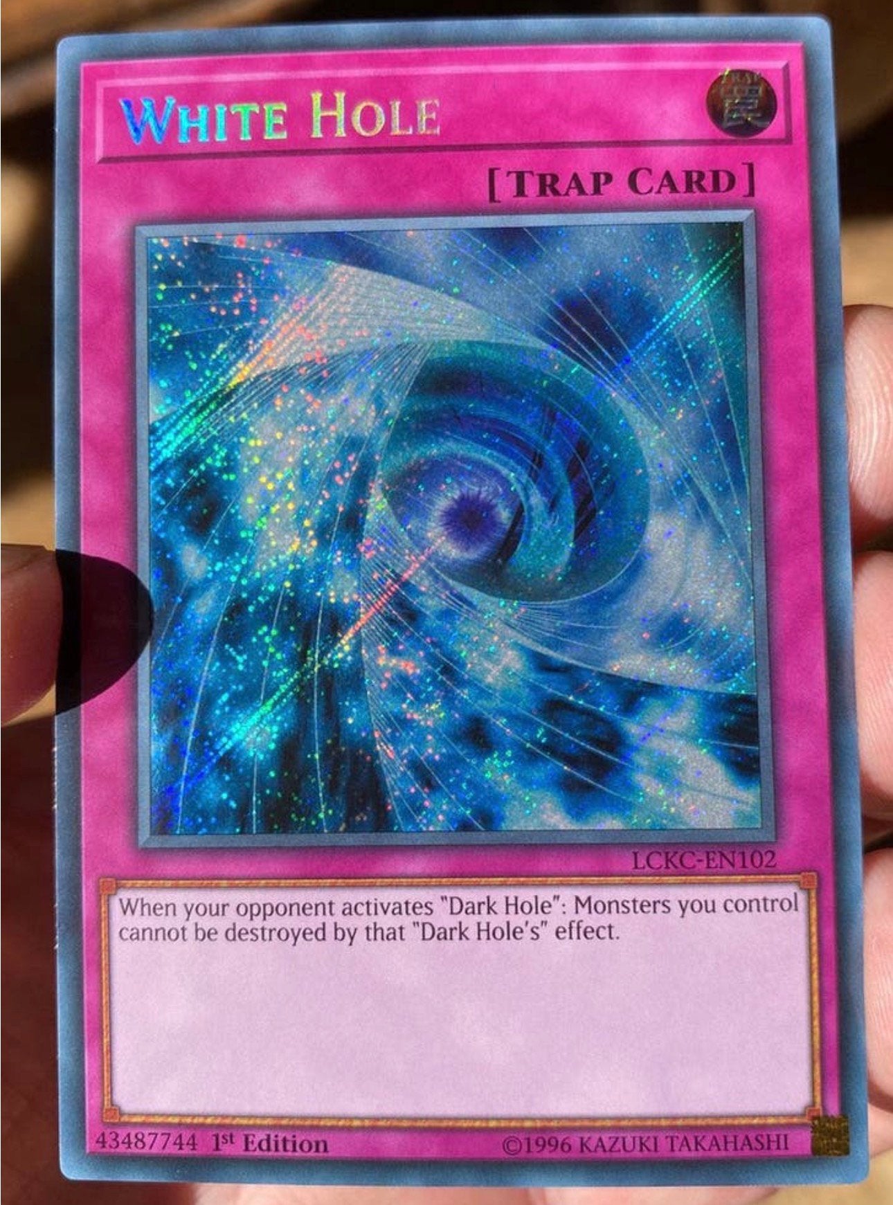 Yu-Gi-Oh! White Hole LCKC 1st Edition !, Hobby en Vrije tijd, Verzamelkaartspellen | Yu-gi-Oh!, Ophalen of Verzenden, Zo goed als nieuw