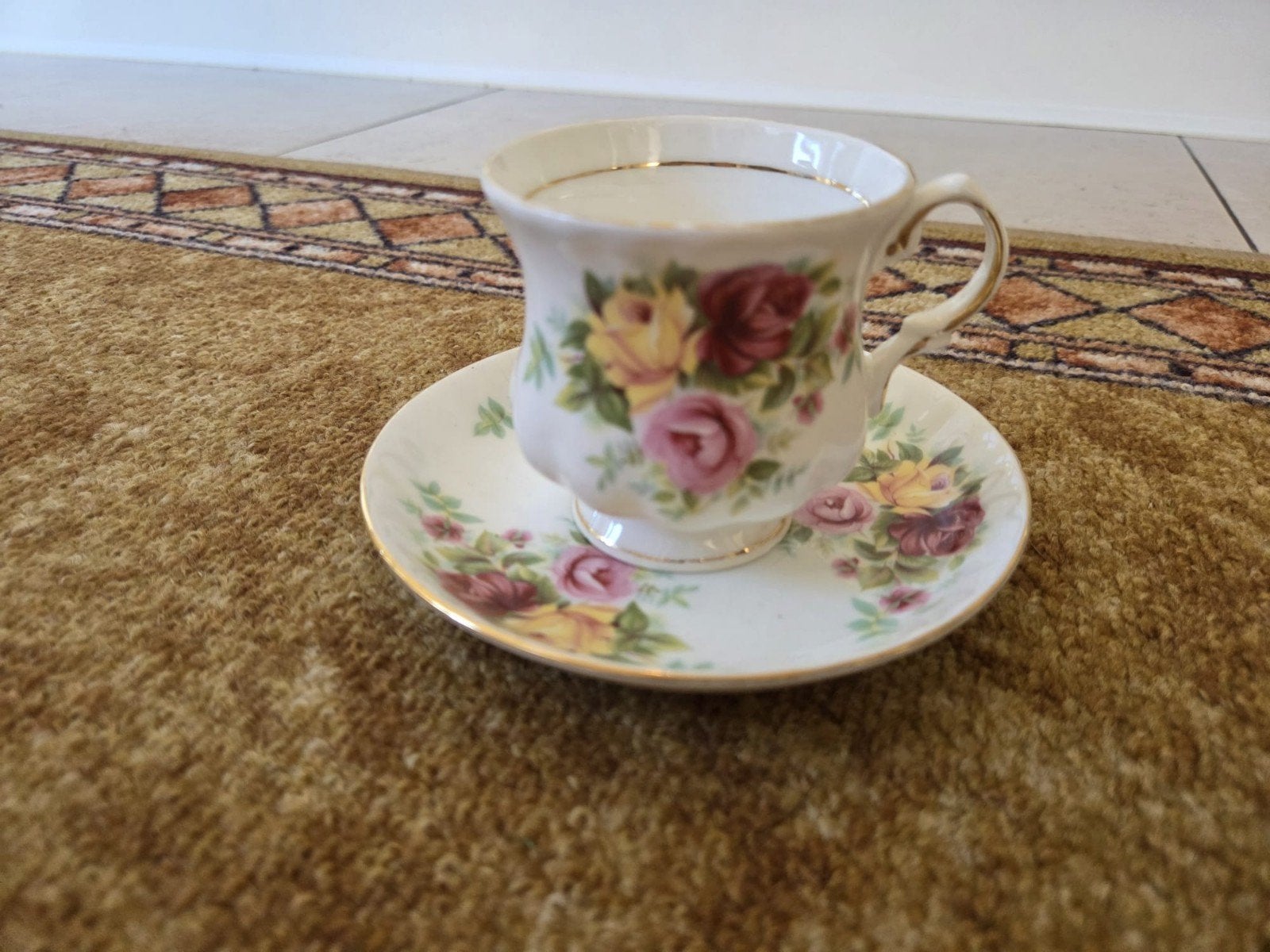 Royal Albert Antiek theekopje met bloemmotief en gouden rand, Ophalen
