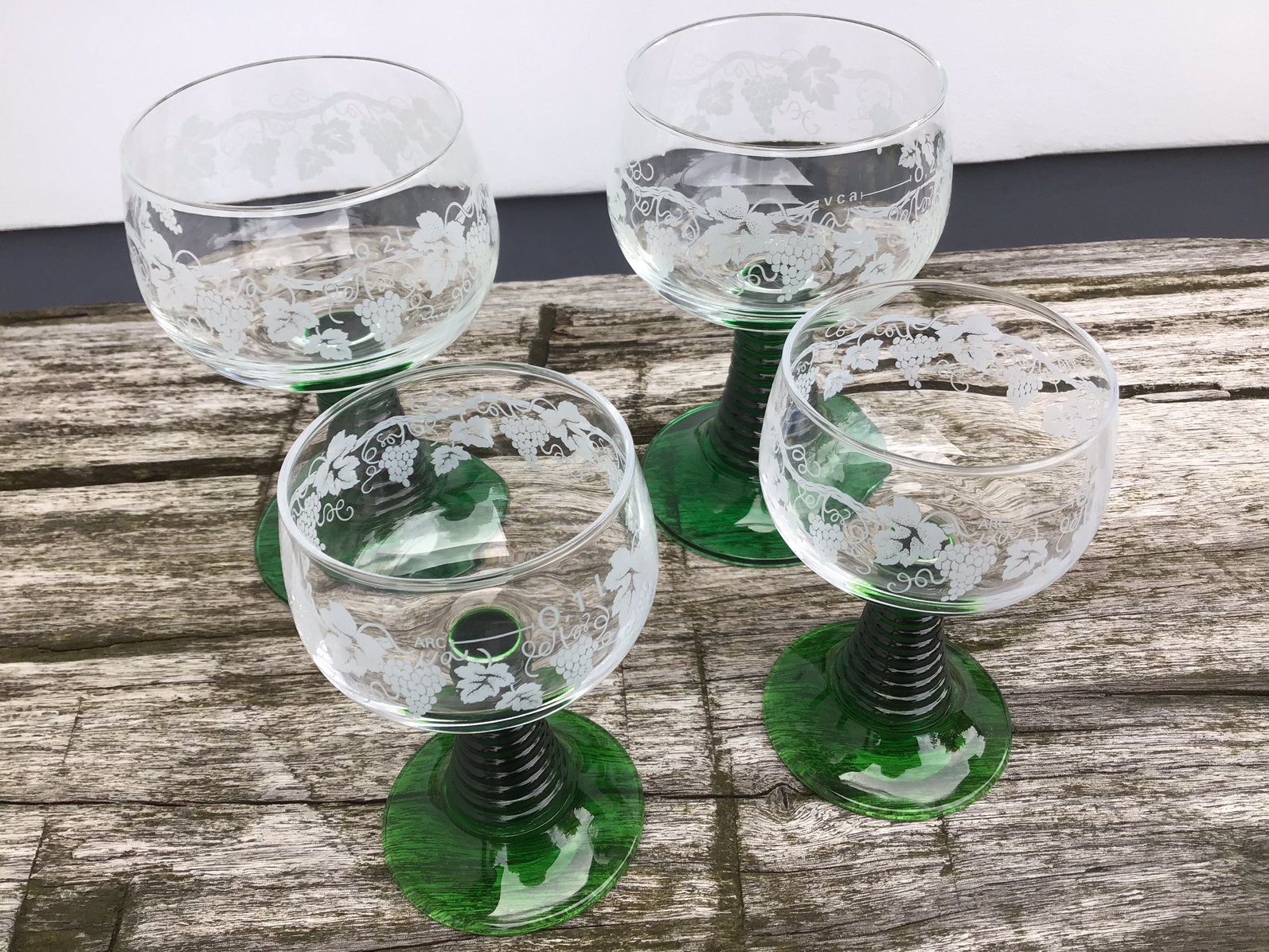 4 wijnglazen op groene voet met druivendecor - 0,1 + 0,2 l, Ophalen of Verzenden