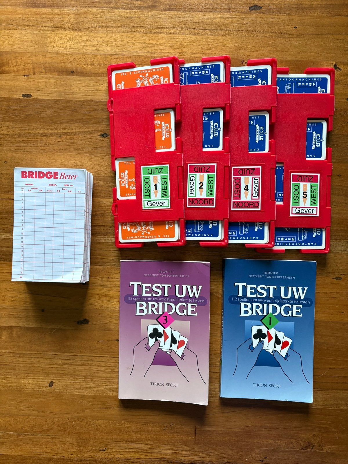 Bridge set: 2 boeken, scoreblok en 5 bridgeboards, Hobby en Vrije tijd, Drie of vier spelers, Ophalen of Verzenden, Gebruikt