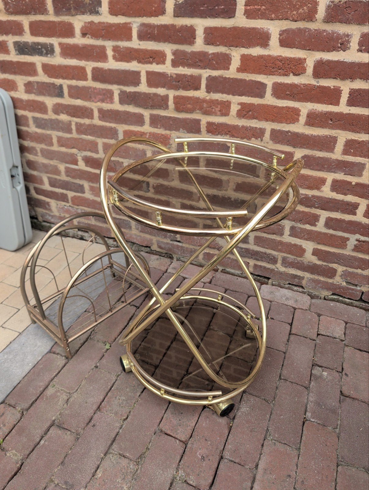 Drankentrolley met krantenhouder, Ophalen