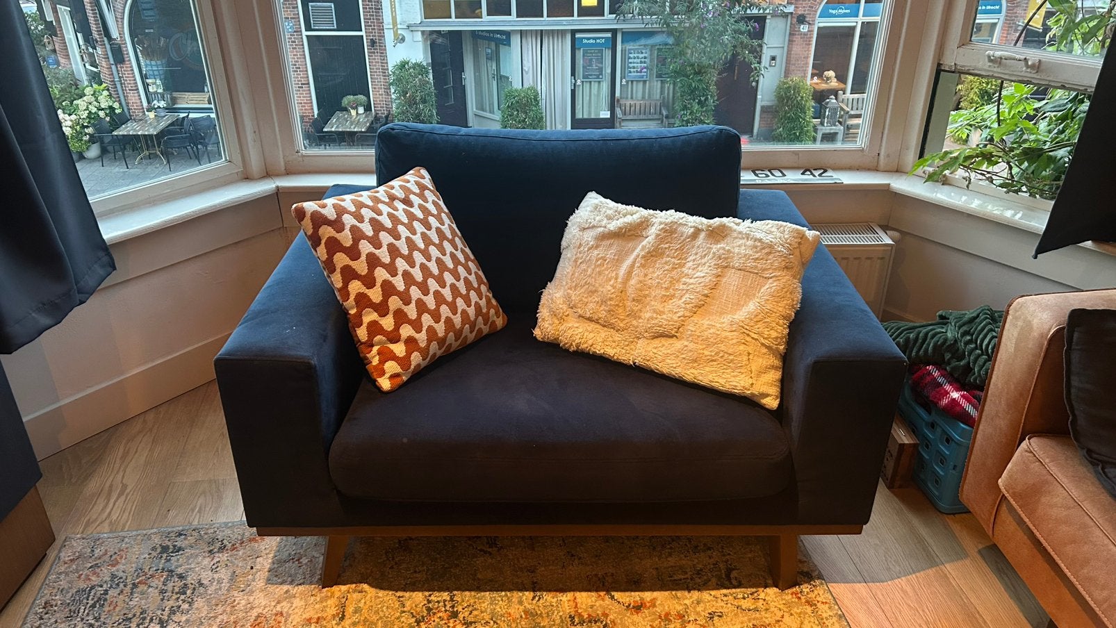 Donkerblauwe fauteuil - NOUS Living loveseat, Huis en Inrichting, Fauteuils, Ophalen, 75 tot 100 cm, Zo goed als nieuw, 100 tot 125 cm