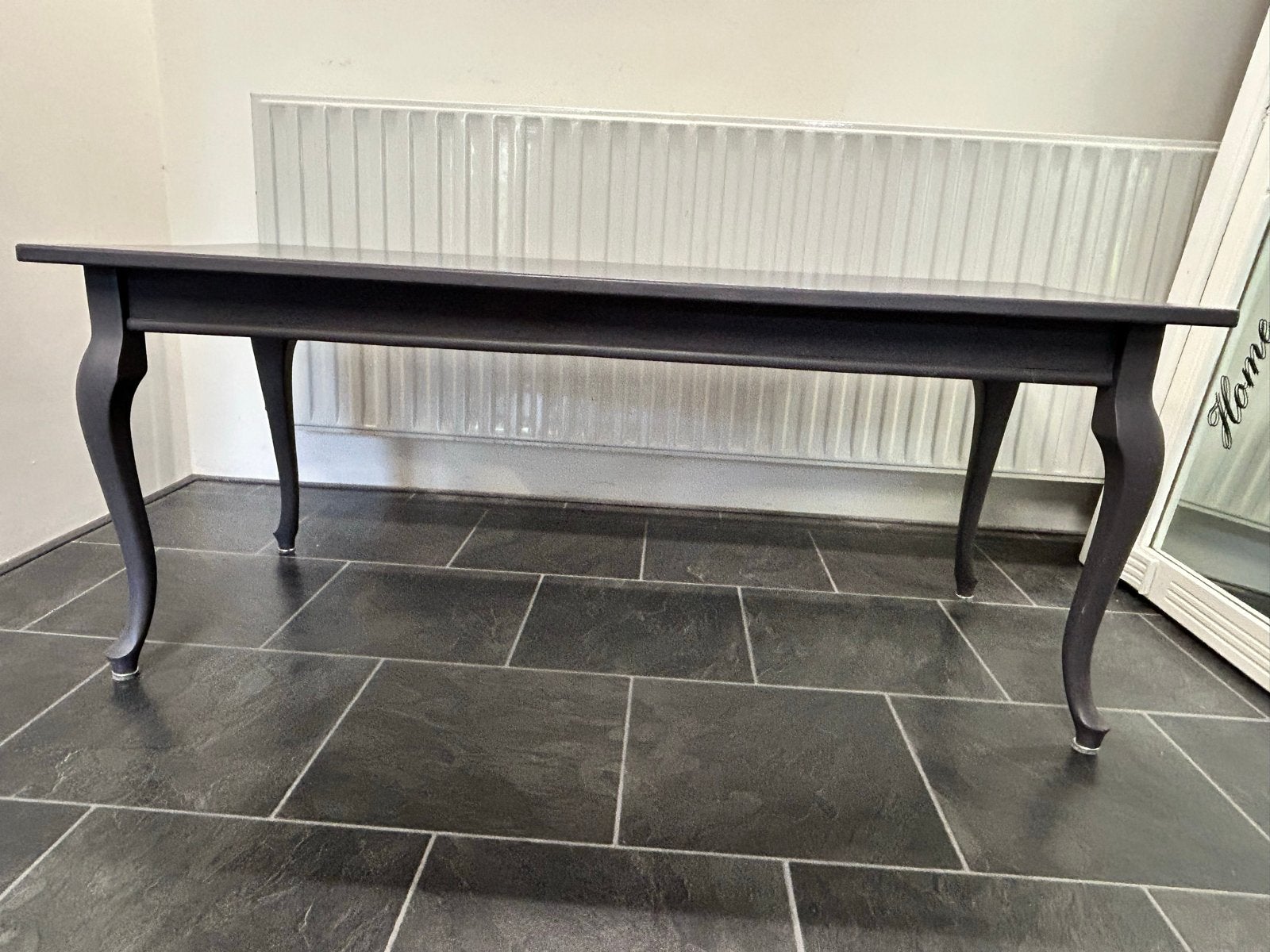 Stijlvolle grijze salontafel met sierlijke poten, Huis en Inrichting, Tafels | Salontafels, 100 tot 150 cm, Overige houtsoorten
