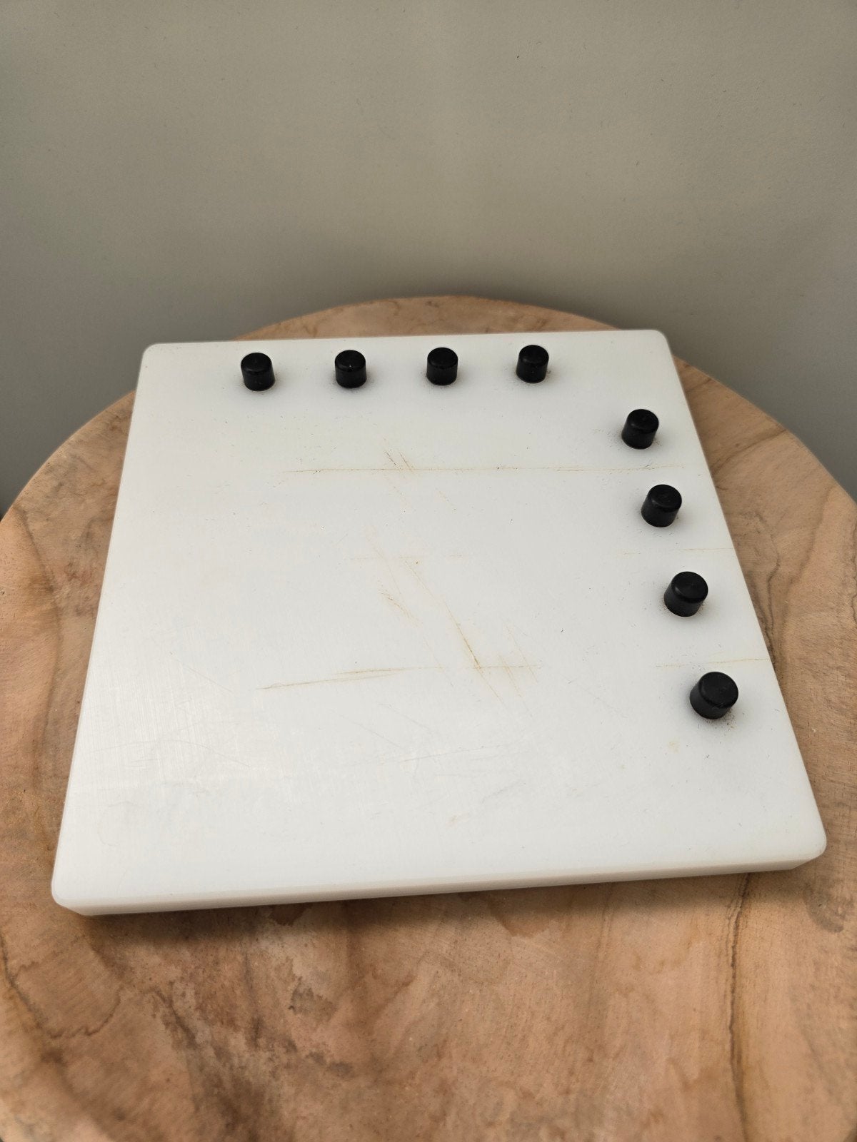 Noppenbord, snijplank met noppen. Hulpmiddel, Snij-/serveerplank, Ophalen of Verzenden, Kunststof, Wit