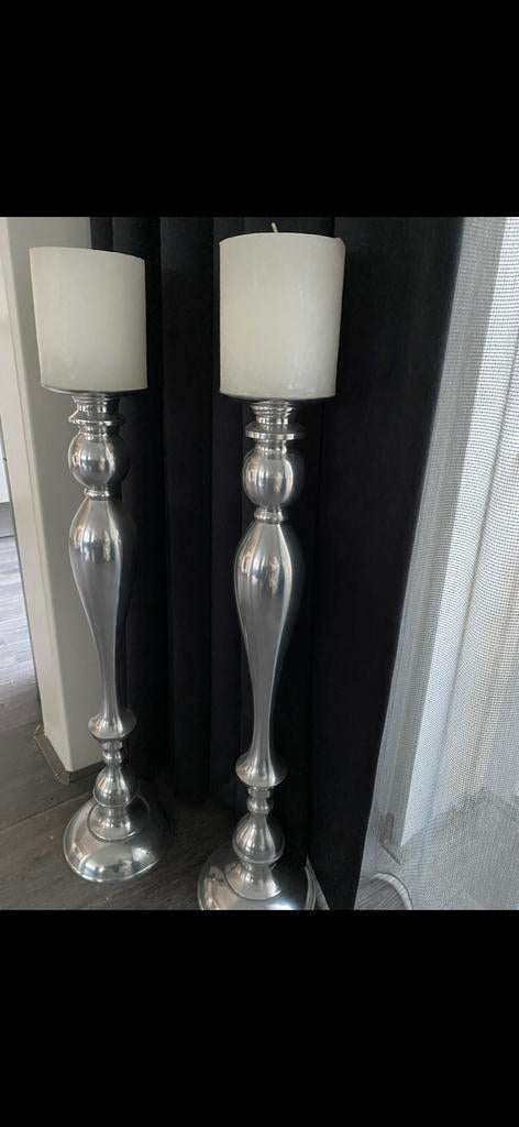 2 zilverkleurige kandelaars met kaarsen eichholtz style, 25 tot 50 cm, Ophalen of Verzenden, Zo goed als nieuw, Metaal