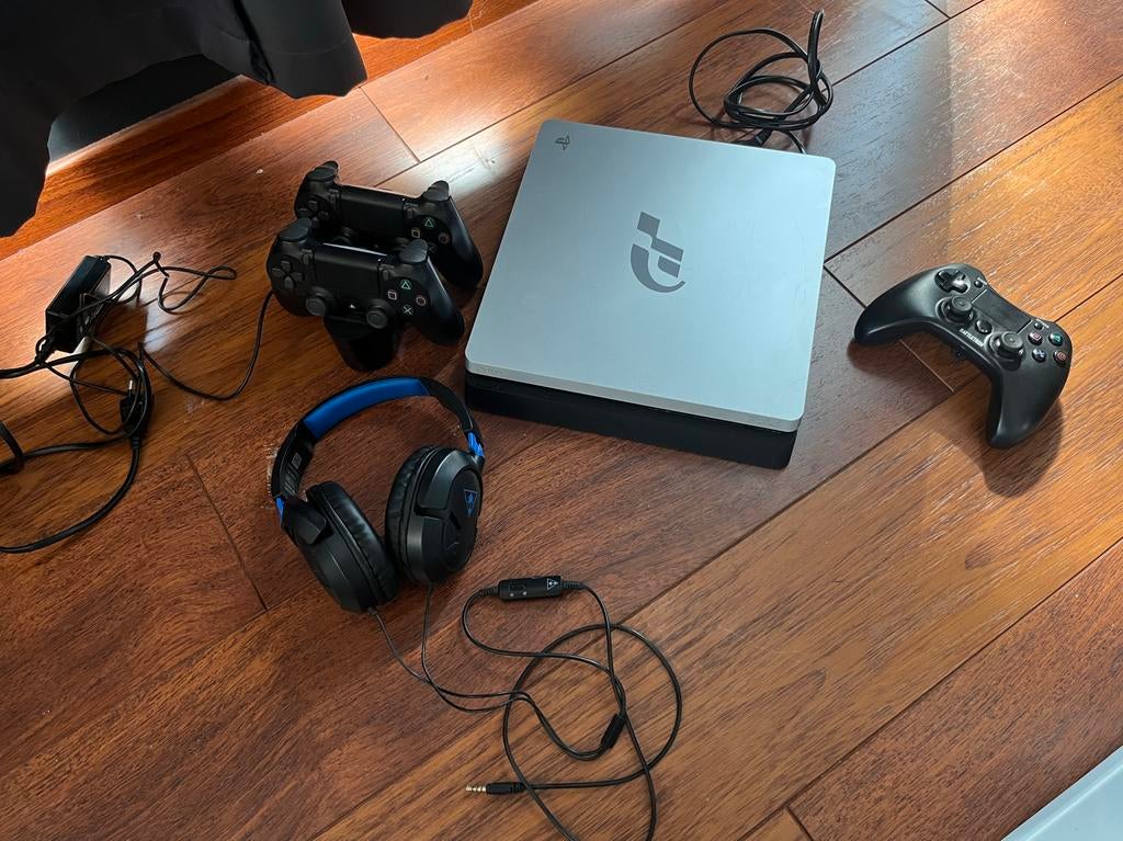 PlayStation 4 Slim 1TB Gran Turismo Limited Edition, Racen en Vliegen, Ophalen of Verzenden, Zo goed als nieuw, 3 spelers of meer