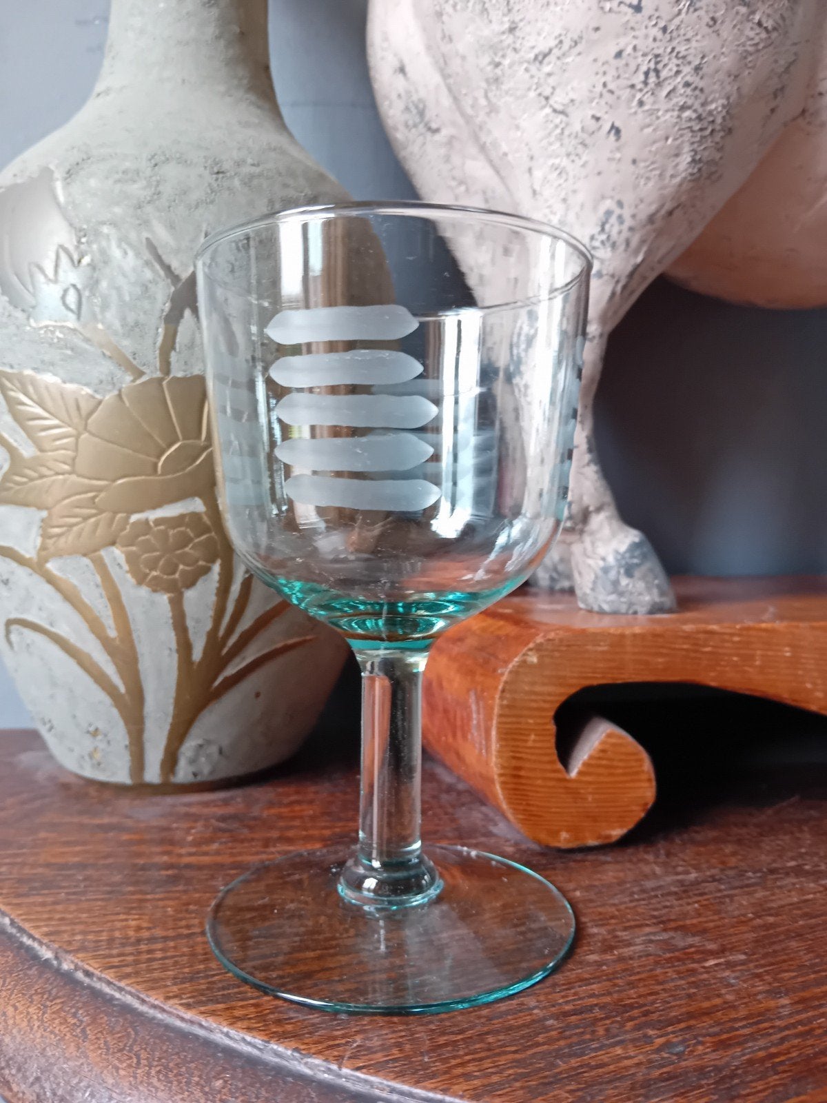 Heel bijzonder groen glazen wijnglas met geëtst patroon, Antiek en Kunst, Antiek | Glas en Kristal, Verzenden
