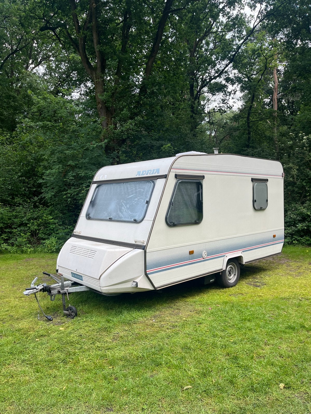 Adria Optima 400 TD - Lichtgewicht caravan met stapelbed, Mover, Omvormbare zithoek, Treinzit, 750 - 1000 kg