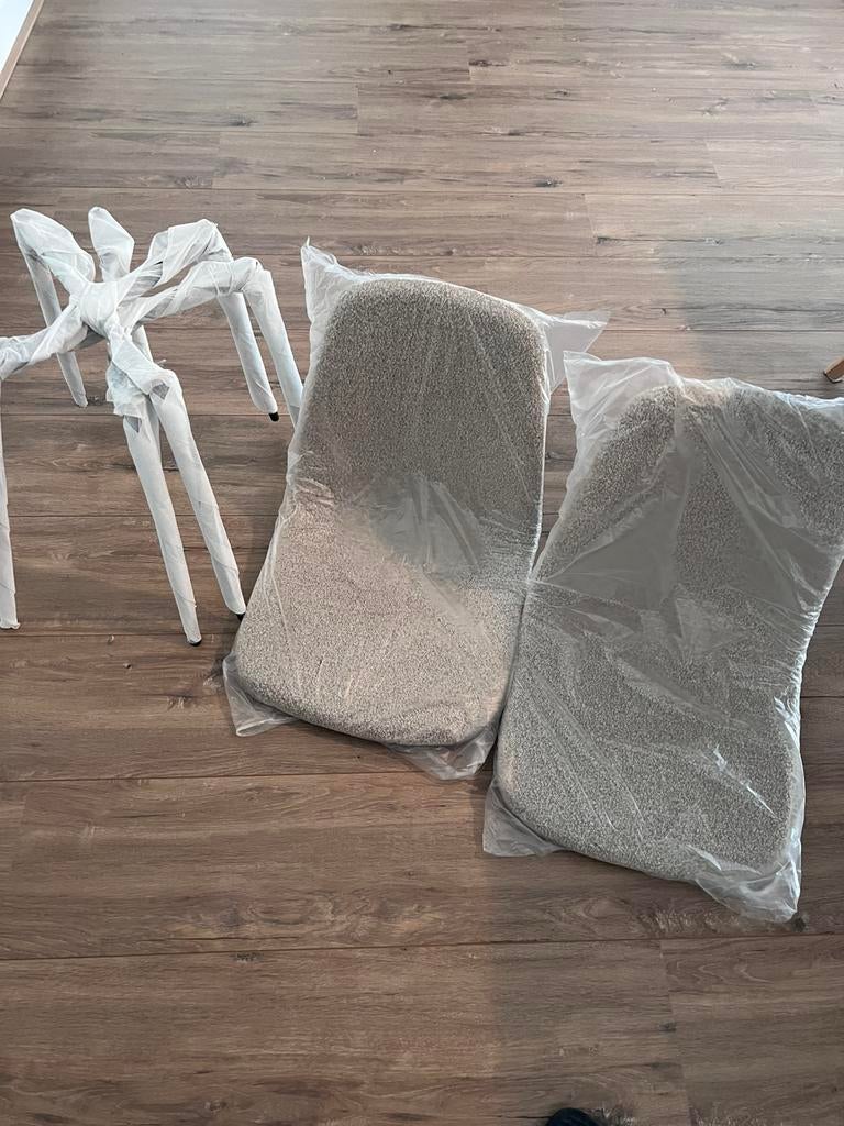 Set van 4 eetkamerstoelen Boucle, Huis en Inrichting, Stoelen, Ophalen, Overige materialen, Overige kleuren, Nieuw
