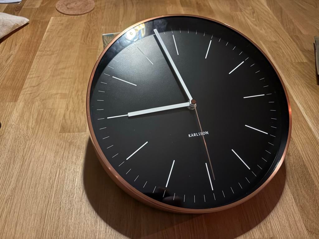 Karlsson Wandklok Zwart/Koper - 27,5 cm, Ophalen of Verzenden, Nieuw, Analoog, Wandklok