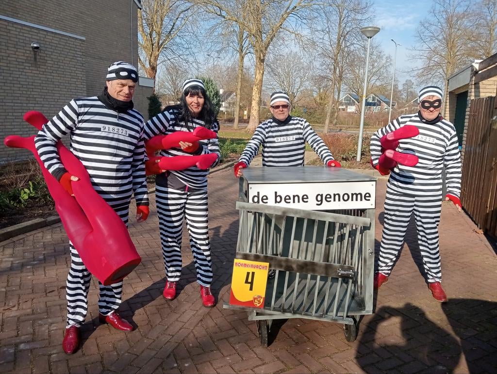 Carnavalswagen met boevenpakken, Ophalen, Carnaval
