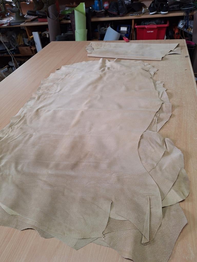 Pigsuede AA kwaliteit, 5 euro per huid, Aanbieding, Hobby en Vrije tijd, Stoffen en Lappen, Beige, Leer of Kunstleer, Nieuw, Ophalen of Verzenden