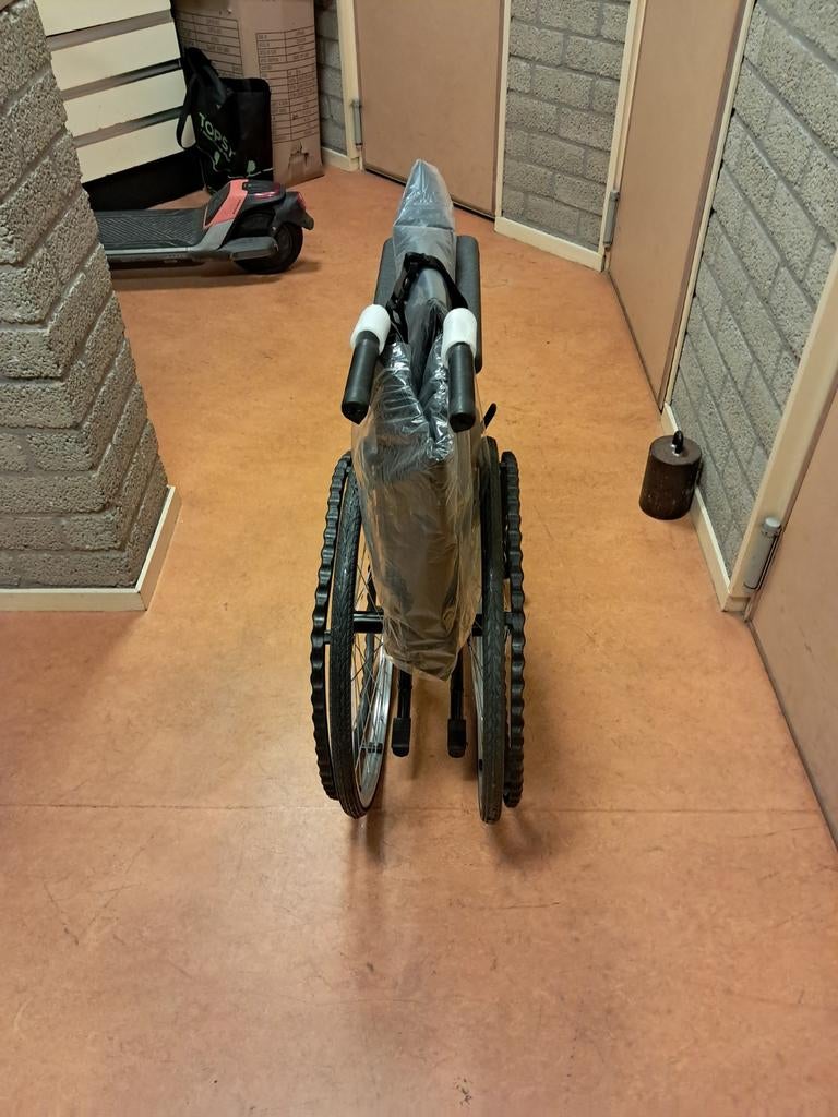 Foto 4 van Handzame lichtgewicht rolstoel, 1 maand gebruikt