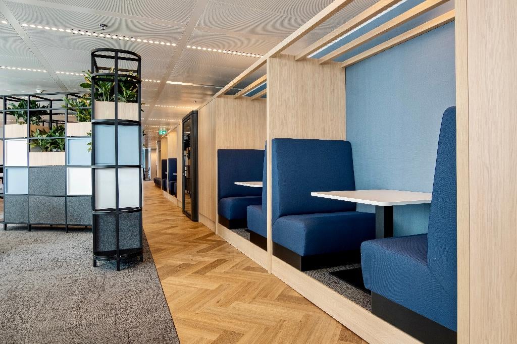 Treinbank blauw, Huis en Inrichting, Stoelen, Zo goed als nieuw, Twee, Stof, Blauw, Ophalen