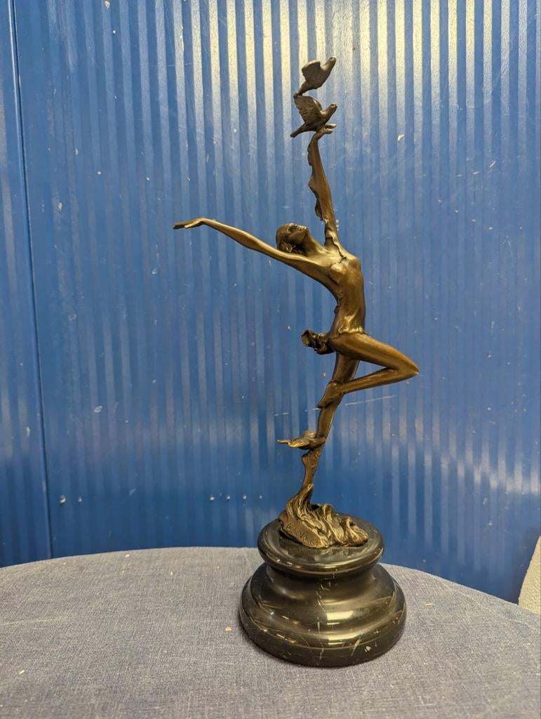 Bronzen beeld van een danseres met duiven, Antiek en Kunst, Ophalen of Verzenden