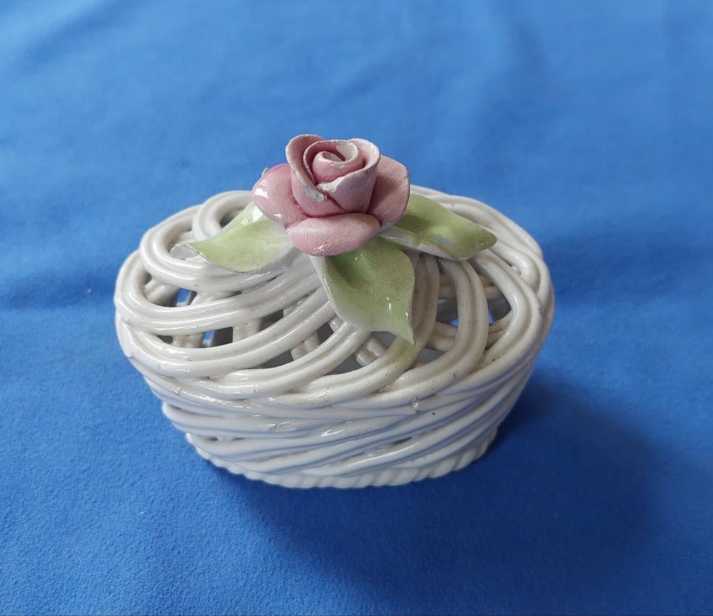 Porseleinen mandje Capodimonte Italie., Antiek en Kunst, Antiek | Keramiek en Aardewerk, Ophalen of Verzenden