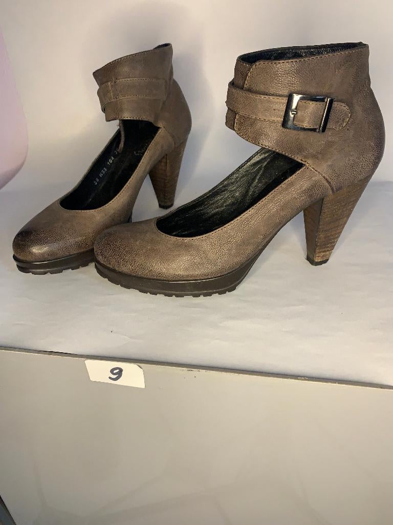 schoenen met hak en gesp Adams maat 36, Kleding | Dames, Schoenen, Beige, Ophalen of Verzenden, Schoenen met hoge hakken, Gedragen