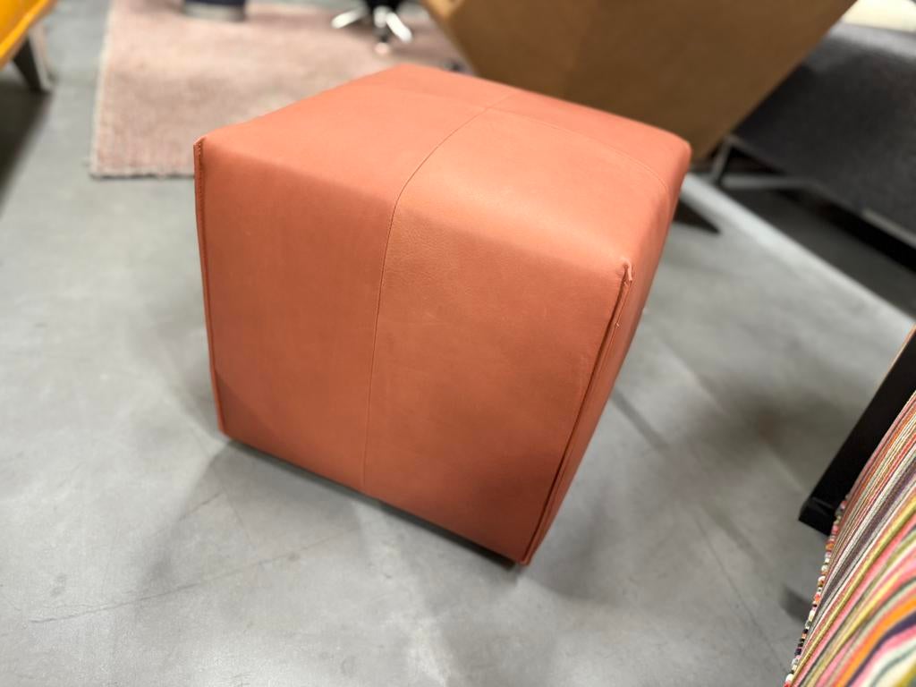 Nieuw Eyye Kub 42 Poef Kruk leer Loxton Design Hocker, Huis en Inrichting, Banken | Voetenbanken en Poefen, Minder dan 50 cm, Leolux Harvink Jori Rolf Benz Design on Stock Pode Montis