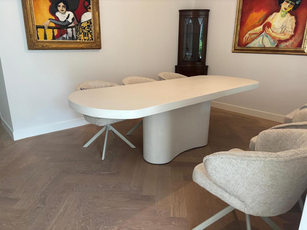 Foto 4 van Organische eettafel, tafel beton cire op maat, japandi