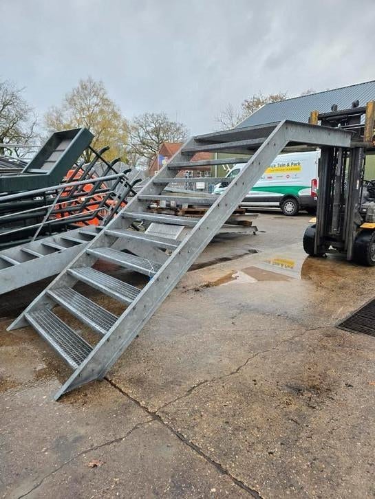 Stalen trap met bordes gegalv hoog 2,15mtr. Nob192, Ophalen of Verzenden, Zo goed als nieuw, 2 tot 4 meter
