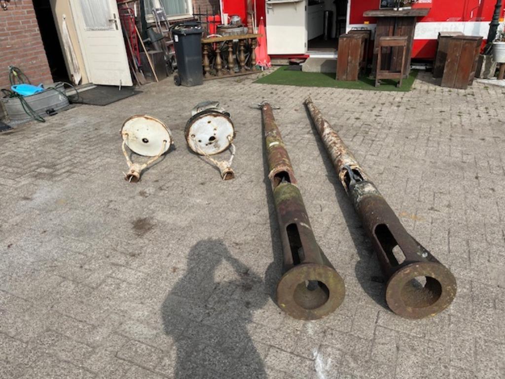 Antieke oude gietijzeren straat lantaarnpalen nog 2 stuks, Ophalen, Gebruikt, Staande lamp, Netvoeding